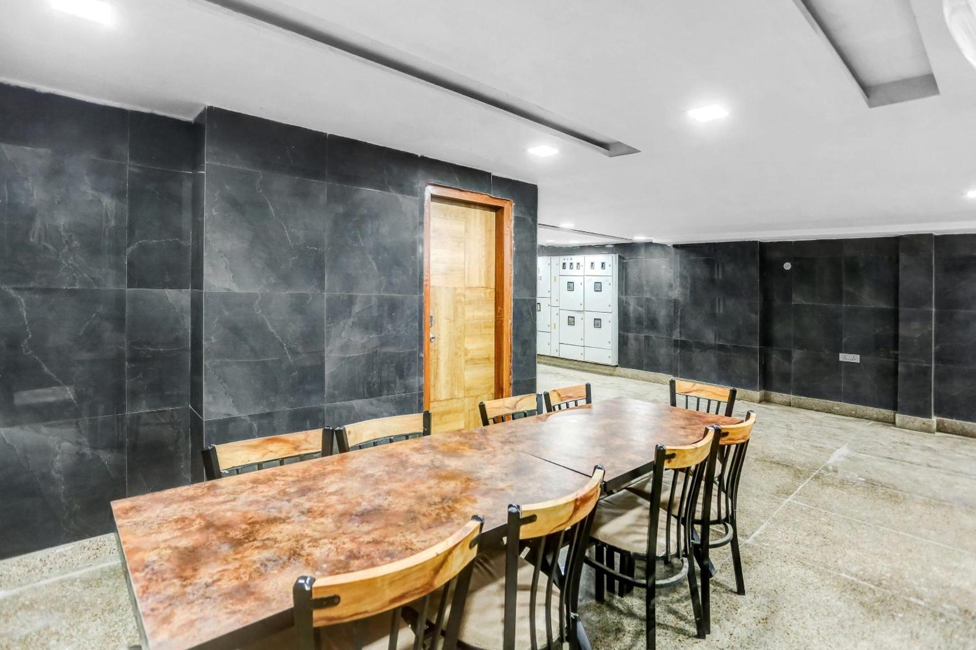 Capital O Hotel Moody Inn Дели Экстерьер фото